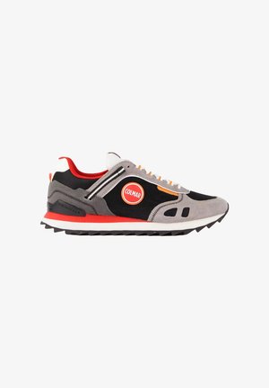 Zapatilla baja en negro, gris, blanco y rojo con ojales anaranjados con cordones y el logo "Colmar" en el lateral.