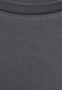 Šedá pruhovaná tkanina s hladkou texturou a pevně pleteným designem, s kulatým límcem a jednotnou barvou po celé ploše.