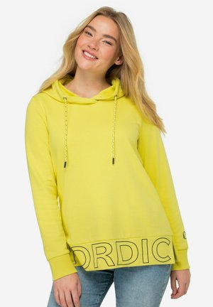 Hoodie jaune avec capuche à cordon de serrage, manches longues et une grande impression noire "NORDIC" en bas. Texture douce et coupe décontractée.