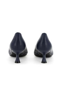 Tacchi in pelle blu con punta affusolata, tacco a stiletto corto e texture liscia. La vista posteriore evidenzia il design elegante e la forma del tacco.