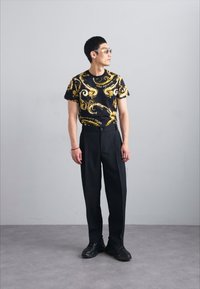 Versace Jeans Couture CHROMO - Tričko s potlačou - black/gold