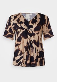 Top de manga corta con escote en V en una tela suave, que presenta un patrón de tie-dye en tonos marrones y negros, con un detalle de nudo en la parte frontal.