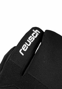 Schwarze Reusch-Handschuhe aus strukturiertem Stoff, mit einem weißen Logo. Das Design umfasst einen teilweise offenen Fingerbereich für besseren Grip.