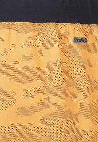 Spyder CAMOUFLAGE - Pantalón corto de deporte - gold