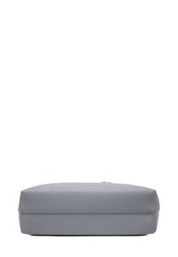 Borsa rettangolare in pelle grigia con superficie texturizzata, bordi lisci e una chiusura a zip discreta nella parte superiore.