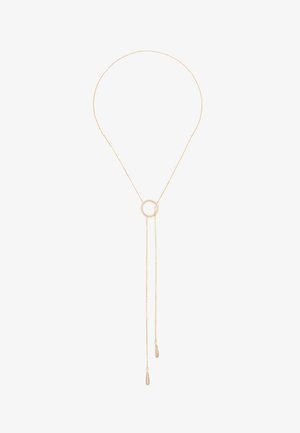 Delikatny złoty naszyjnik z okrągłą zawieszką wysadzaną małymi kamieniami szlachetnymi, ozdobiony dwoma zwisającymi łańcuszkami zakończonymi skupiskami kamieni w kształcie kropli.