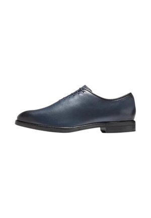 Scarpa Oxford da uomo elegante in pelle blu scuro con allacciatura chiusa e tacco basso nero a strati, mostrata di profilo su sfondo bianco.
