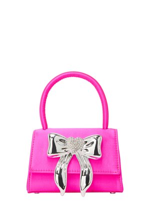 Lyserød satin håndtaske med en struktureret form, der har en stor sølv sløjfe med hjerte detaljer og et glat, buet håndtag.