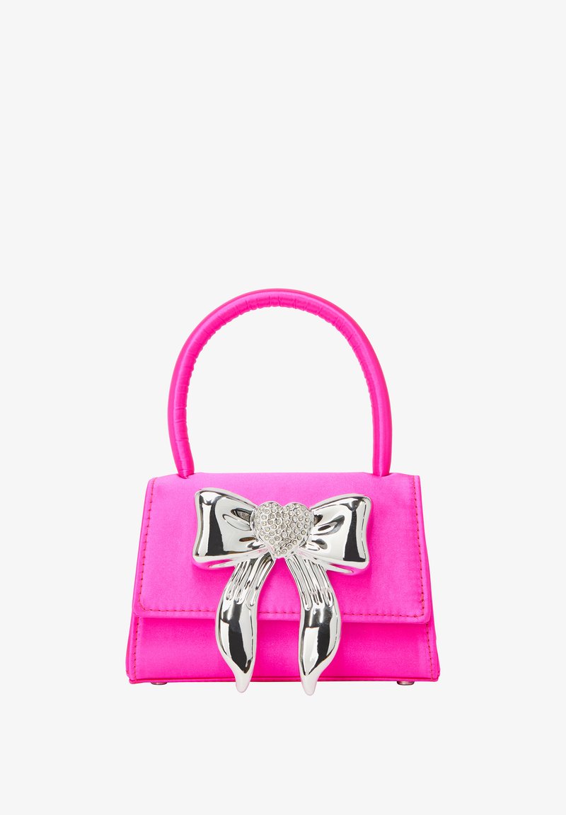 Lyserød satin håndtaske med en struktureret form, der har en stor sølv sløjfe med hjerte detaljer og et glat, buet håndtag.