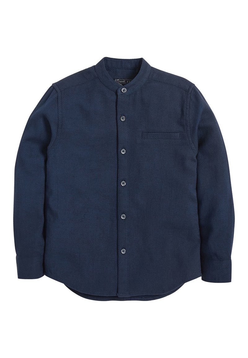 Chemise à manches longues bleu marine texturée avec col officier et une poche poitrine, posée à plat sur fond blanc.