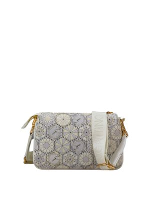 Rechteckige Crossbody-Tasche mit geometrischem Hexagon-Muster, goldfarbener Hardware und breitem, verstellbarem weißem Schulterriemen mit eingeprägtem Markennamen.