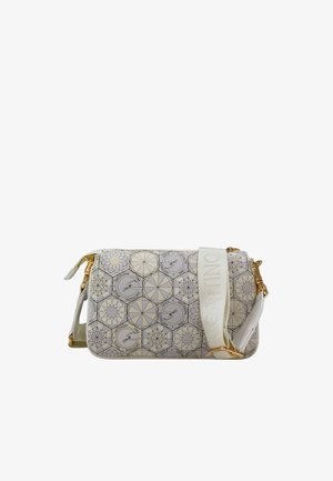 Rechteckige Crossbody-Tasche mit geometrischem Hexagon-Muster, goldfarbener Hardware und breitem, verstellbarem weißem Schulterriemen mit eingeprägtem Markennamen.