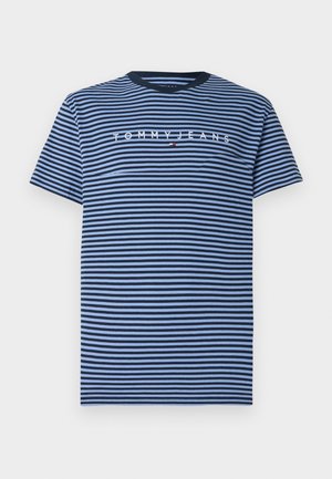 Marineblauw en lichtblauw gestreepte T-shirt gemaakt van katoen met een ronde hals en korte mouwen. Heeft het "TOMMY JEANS" logo op de borst.