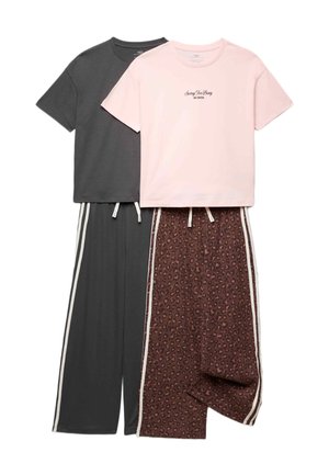 Twee sets van korte mouwen tops en broek met wijde pijpen; het ene set is donkergrijs, de andere een roze top met de tekst "Sorry Too Busy No Rush" en bruine broek met luipaardprint.