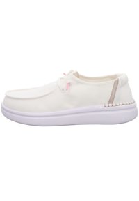 Bottines blanches en toile à enfiler avec des lacets roses en accent, semelle en caoutchouc blanche et coutures texturées le long du talon pour plus de détails.