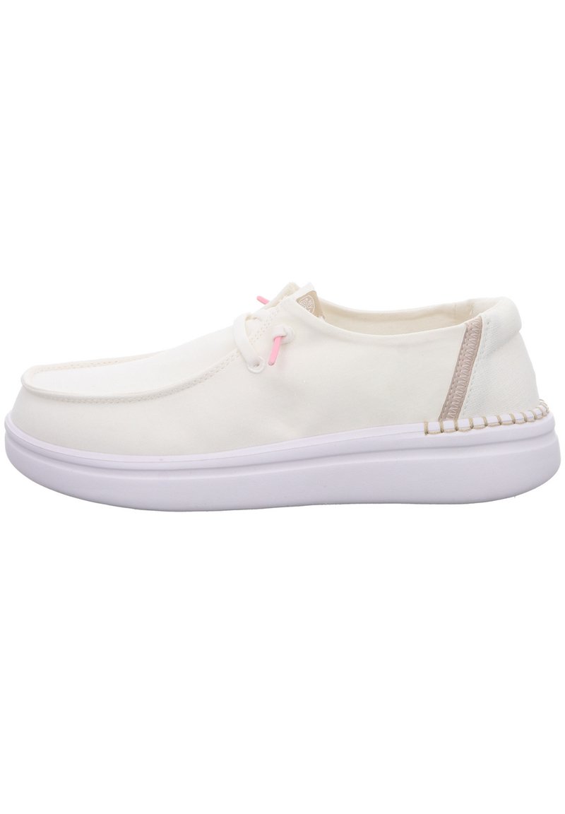 Bottines blanches en toile à enfiler avec des lacets roses en accent, semelle en caoutchouc blanche et coutures texturées le long du talon pour plus de détails.