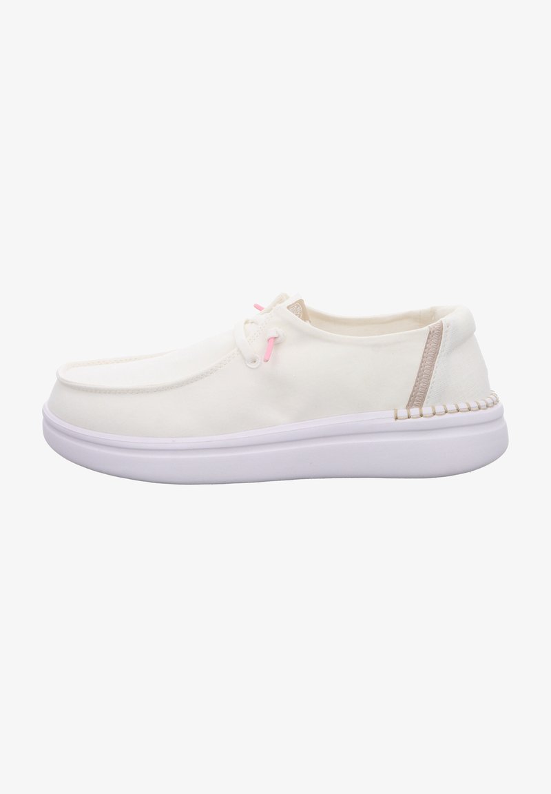 Bottines blanches en toile à enfiler avec des lacets roses en accent, semelle en caoutchouc blanche et coutures texturées le long du talon pour plus de détails.