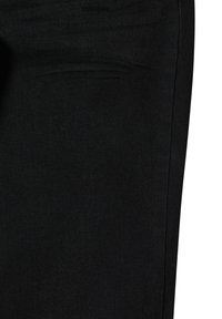 Jeans de mezclilla negra con una textura suave, diseño ajustado y estilo clásico de cinco bolsillos. La tela presenta un ligero estiramiento.