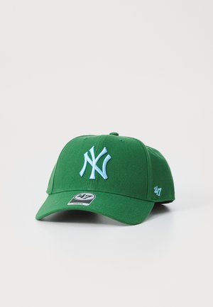 Zelena bejzbol kapa s svijetloplavim izvezenim "NY" logotipom sprijeda, ima strukturiranu krunu i zakrivljenu vizir. Prikazan brend tag.