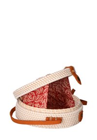 Cesta intrecciata rotonda con esterno in rattan naturale, interno in tessuto a motivo rosso e dettagli in cuoio. Inclusi due scompartimenti a incastro.