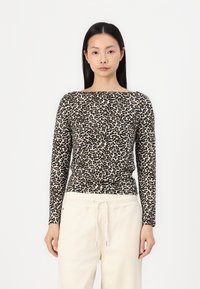 Top cu mâneci lungi, cu imprimeu leopard în nuan�țe de bej și negru, având un decolteu tip barco de colier și material moale, elastic. Asortat cu pantaloni ușori, cu șnur.