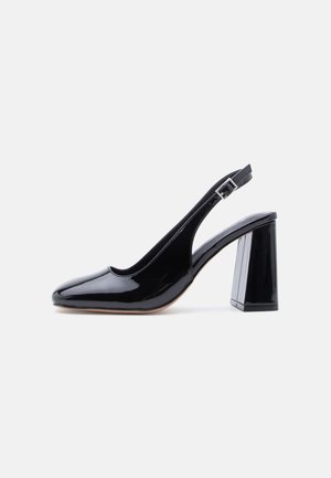 Μαύρο παντελένιο δερμάτινο παπούτσι με λουράκι στο πίσω μέρος, στρογγυλεμένη μύτη, ρυθμιζόμενο λουρί με πόρπη και χοντρό τακούνι σε λευκό φόντο.