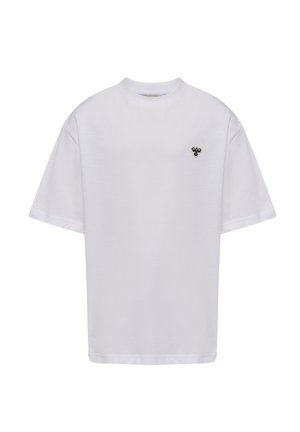 Hvid kortærmet T-shirt med en lille sort og beige bi-logo på venstre bryst, vist på en hvid baggrund.