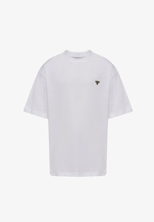 Prosty biały T-shirt z krótkim rękawem z małym czarno-beżowym logo pszczoły na lewej piersi, przedstawiony na białym tle.
