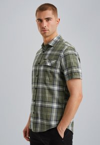 Korte mouwen geruite blouse in olijfgroen, met blauwe en witte accenten, knoopsluiting kraag en een enkele borstzak.