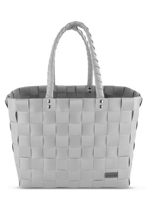 Grau geflochtene Tragetasche aus synthetischem Material, mit doppelten Griffen, metallischen Beschlägen und einer strukturierten rechteckigen Form.