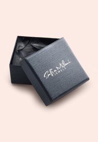 Scatola per gioielli nera con una texture e un leggero luccichio, che presenta all'interno una morbida carta velina nera e la scritta bianca "Sofia Milani Jewels".