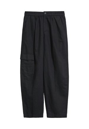 Schwarze, locker sitzende Cargohose mit Knopfverschluss, elastischem Bund, Seitentaschen und großer Klappentasche am linken Oberschenkel.