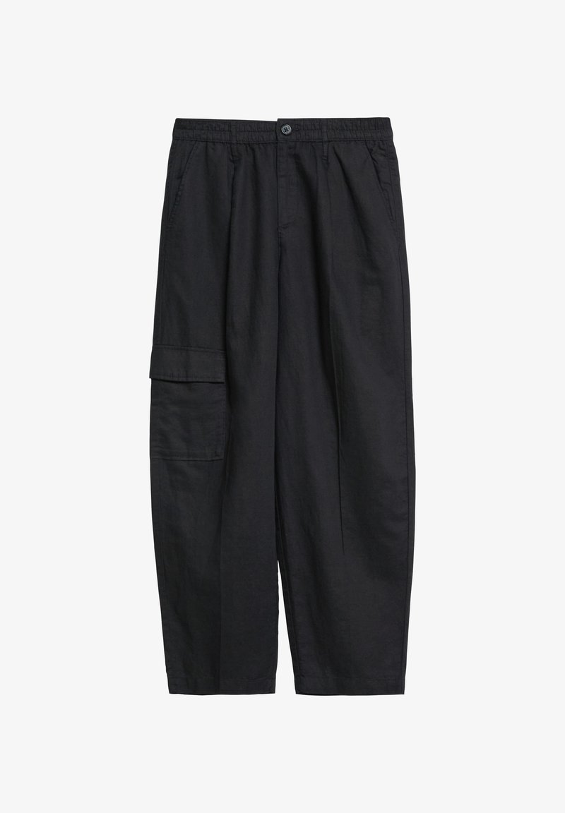Pantalon cargo noir à coupe ample avec fermeture par boutons, taille élastique, poches latérales et grande poche à rabat sur la cuisse gauche.