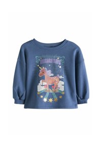 Niebieska bluza z długimi rękawami, z grafiką jednorożca na środku, podkreśloną gwiazdkami i chmurami. Wykonana z miękkiej, teksturowanej tkaniny.