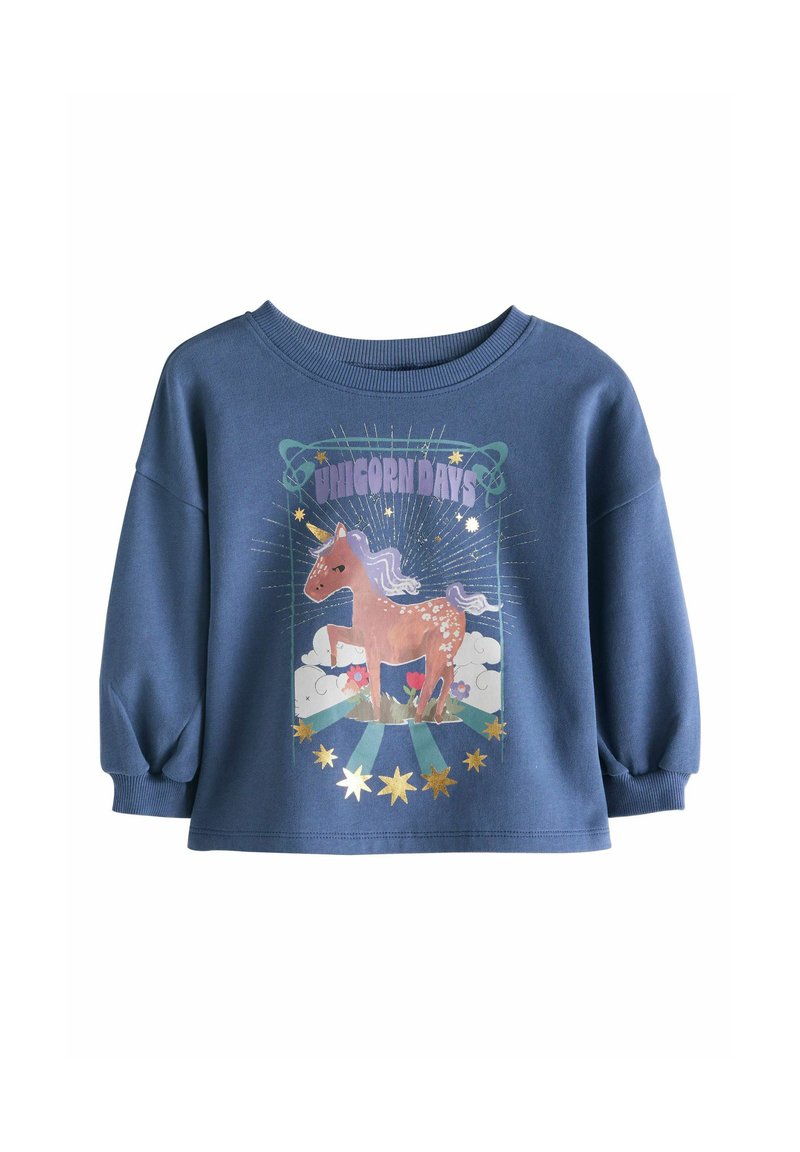 Niebieska bluza z długimi rękawami, z grafiką jednorożca na środku, podkreśloną gwiazdkami i chmurami. Wykonana z miękkiej, teksturowanej tkaniny.