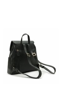 Mochila de cuero negro texturizado con cierre de solapa, bolsillo frontal con cremallera, correas ajustables y detalles en tono dorado.