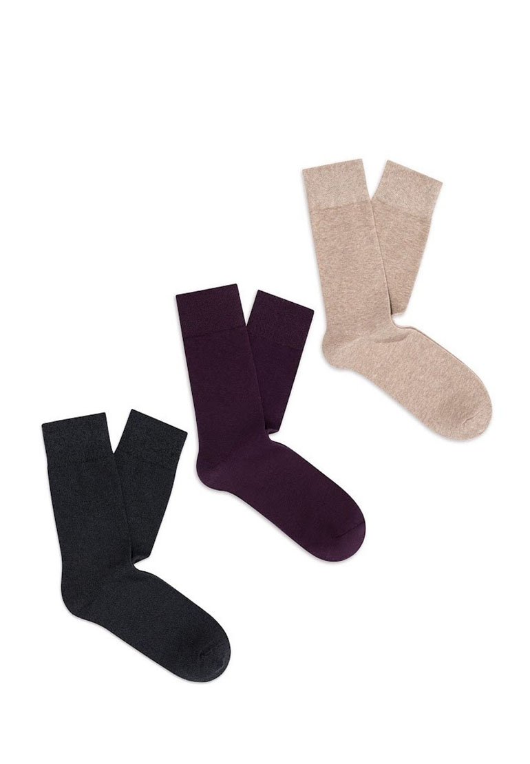 Trzy pary skarpet: jedna czarna, jedna ciemnofioletowa, jedna jasnobeżowa. Gładka tekstura, prążkowane ściągacze i długość do połowy łydki.