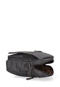 Borsa in nylon grigia con design a pattina, caratterizzata da diverse tasche con zip e un morbido rivestimento interno. Gli accenti includono le zip in pelle.