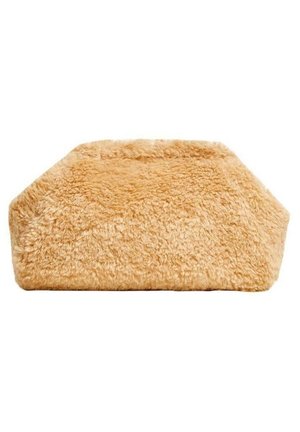 Pochette rectangulaire en fausse fourrure beige avec une texture douce et duveteuse et une forme structurée.