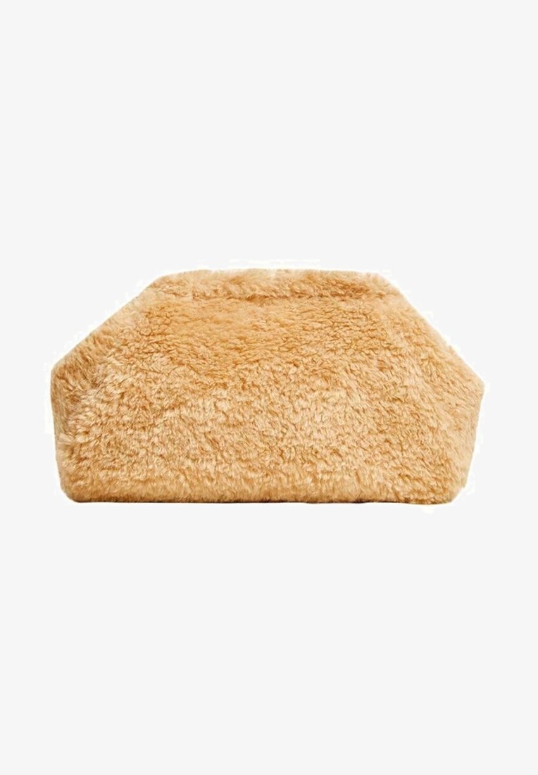 Pochette rectangulaire en fausse fourrure beige avec une texture douce et duveteuse et une forme structurée.