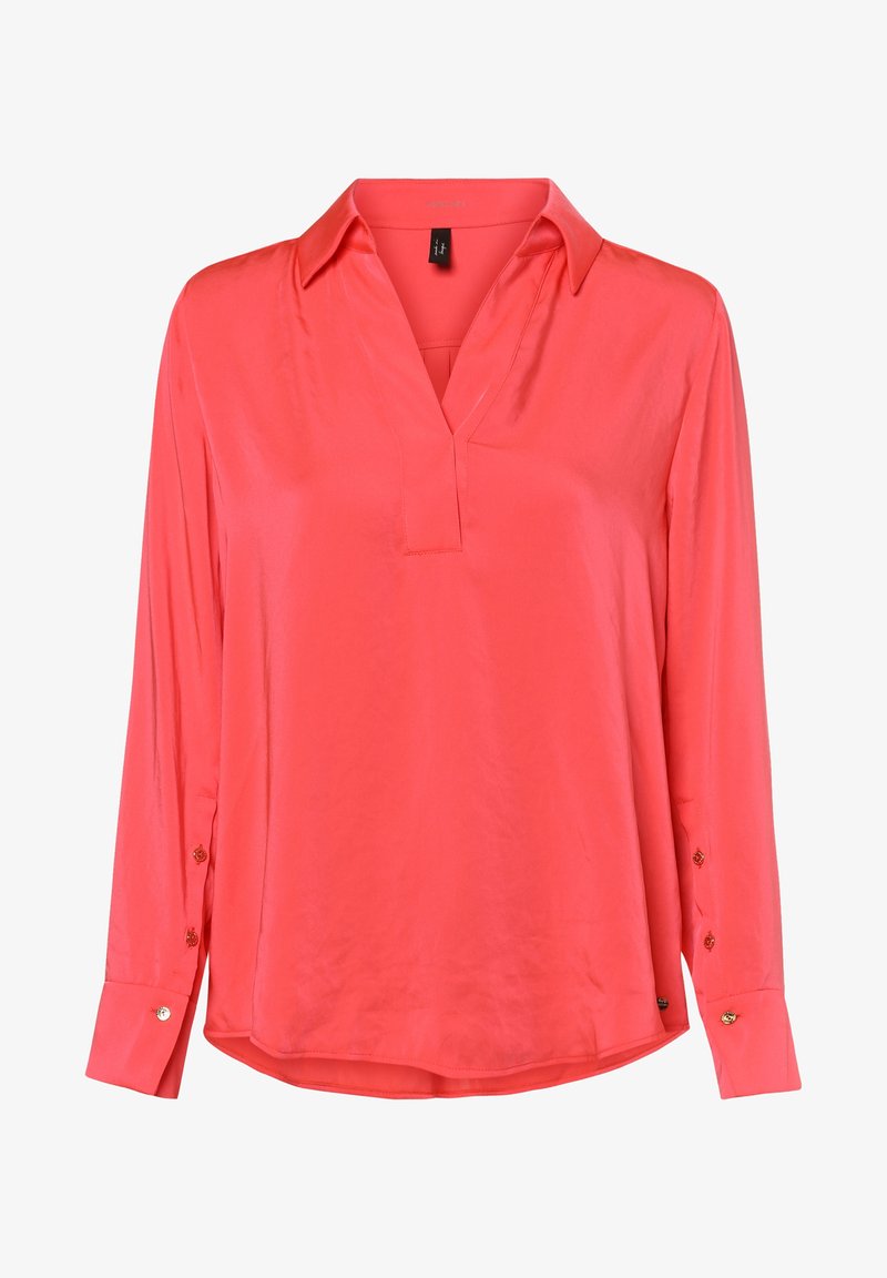Blouse corail en satin, avec un col en V, des manches longues à poignets boutonnés, et une coupe décontractée avec un ourlet légèrement arrondi.