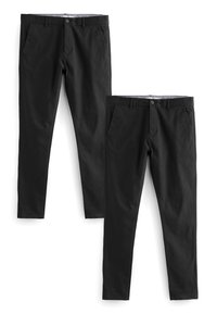 Schwarze Hosen aus glattem Stoff, im Slim-Fit-Schnitt, mit frontalen Taschen und einem Bund mit Knopfverschluss. Zwei Paar abgebildet.