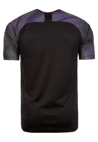 Svart sportt-shirt med korta ärmar, strukturerat lila mönster på axlarna, rund halsringning och rak fåll.