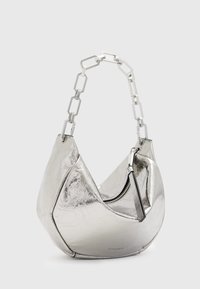 Sac à main en cuir métallisé argenté avec une forme unique, doté d'une poignée en chaîne et d'une poche zippée. Surface texturée avec une finition brillante.