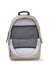 Világosbézs hátizsák, amelynek nyitott főrekeszében két fekete hálós rendszerező zsebfoglalat látható, a tetején fekete fogantyúval.