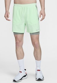 Nike Performance STRIDE - Pantalón corto de deporte - vapour green dark stucco vapour green