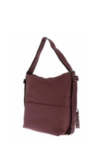 Sac à épaule rectangulaire en tissu rouge foncé avec sangle réglable, poche à glissière à l'avant et détails en noir.