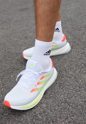 SUPERNOVA RISE - Laufschuh Straße - footwear white/solar red/lucid lemon