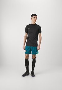 Nike Performance PORTUGAL FPF STRIKE SHORT - Vestuário de equipa nacional - geode teal/kinetic green/sail