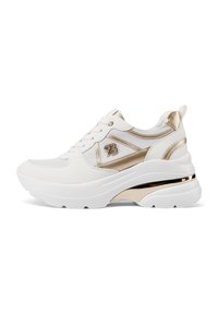 Sneaker bianca con accenti dorati, presenta una tomaia in rete testurizzata, punta rotonda e una suola spessa e ondulata con una striscia metallica.